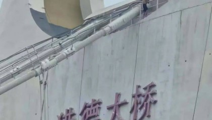 今天早高峰，一男子爬上广州猎德大桥！最新消息→