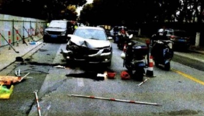 上海一男子开车时找手机，撞飞道路维修人员，获刑两年十个月，缓刑三年