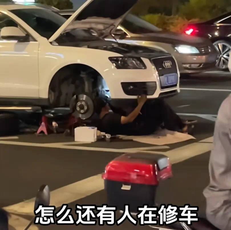 上海警方:王某(男,40岁)、邹某某(男,43岁)被处罚!事发闹市区,这一幕太离谱…