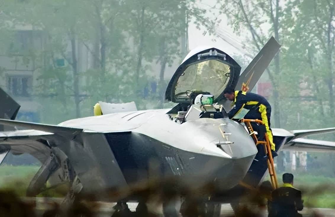 央视曝光!歼-35A改用内置登机梯,和F-35的一模一样?